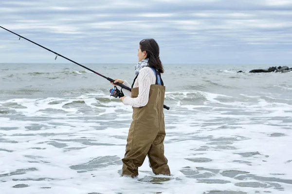 Mujer Joven Vadeadores Pesca Agua — Foto de Stock