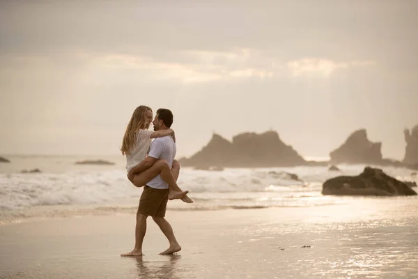 Casal Romântico Praia Malibu Califórnia Eua — Fotografia de Stock