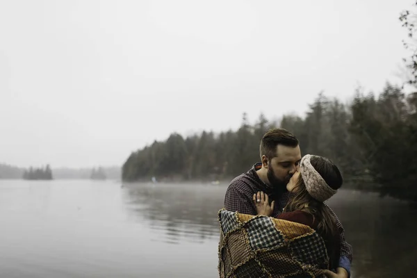 Pareja Envuelta Manta Besándose Cerca Del Lago Bancroft Canadá América — Foto de Stock