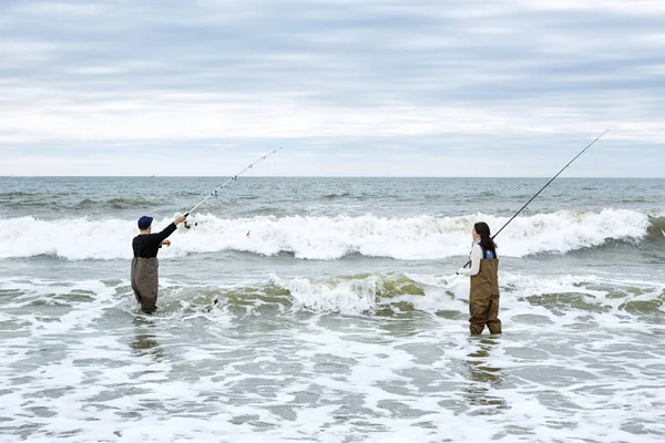 Pareja Joven Vadeadores Echando Fuera Cañas Pescar — Foto de Stock