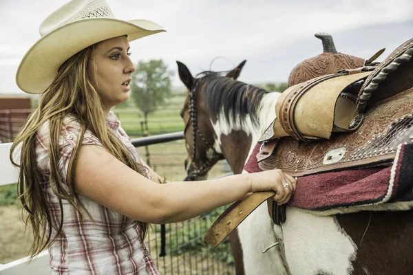 Mladá Žena Farmě Zatěžování Koně — Stock fotografie