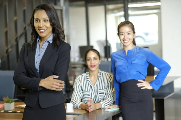 Retrato Tres Empresarias Oficina Abierta — Foto de Stock