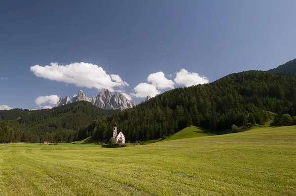 Blick Auf Die Johannes Kirche Und Die Geislerberge Funes Tal — Stockfoto