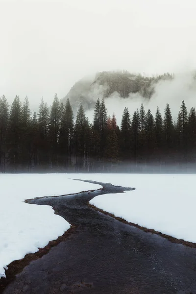 雪の覆われた風景と曲がりくねった川 ヨセミテ ビレッジ カリフォルニア州 アメリカ合衆国 — ストック写真