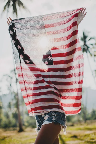 Młoda Kobieta Trzyma Się Amerykańską Flagę Krabi Town Tajlandia — Zdjęcie stockowe