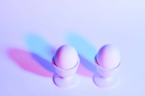 Два Яйца Яйцах Фиолетовом Фоне — стоковое фото