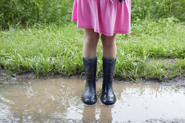 泥の中に立つ少女 低セクション — ストック写真