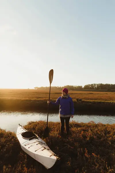 Woman Kayaker Riverbank Sunset Morro Bay California Usa — Stock Photo, Image