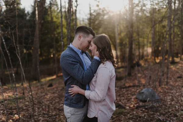 Casal Jovem Beijando Floresta Ottawa Canadá — Fotografia de Stock