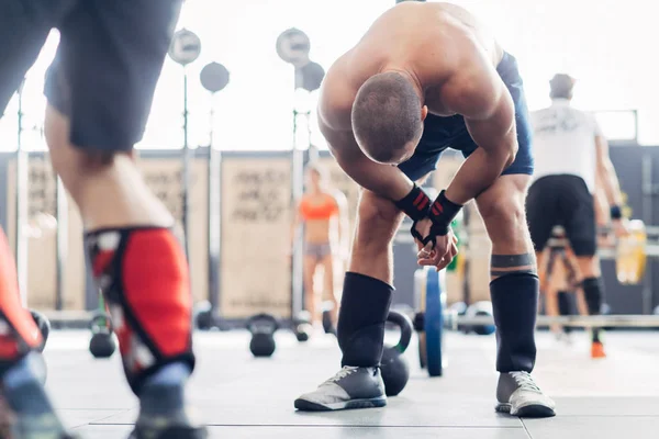 Kleine Gruppe Von Menschen Trainiert Fitnessstudio — Stockfoto