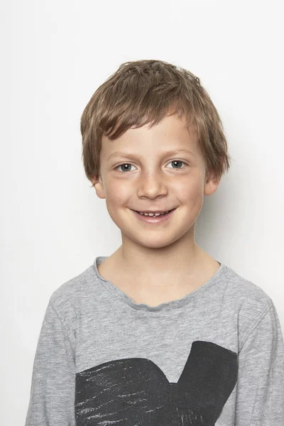 Portret Van Jongen Camera Kijken Glimlachen — Stockfoto