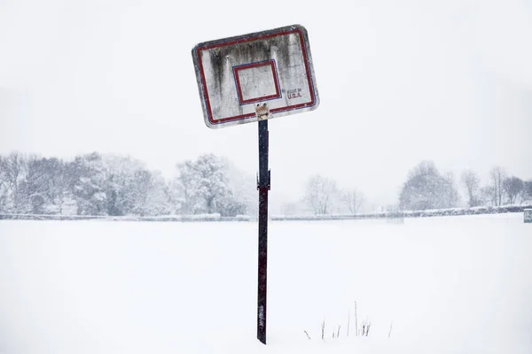 Broken Basketball Hoop Snowy Square — Stock Photo, Image