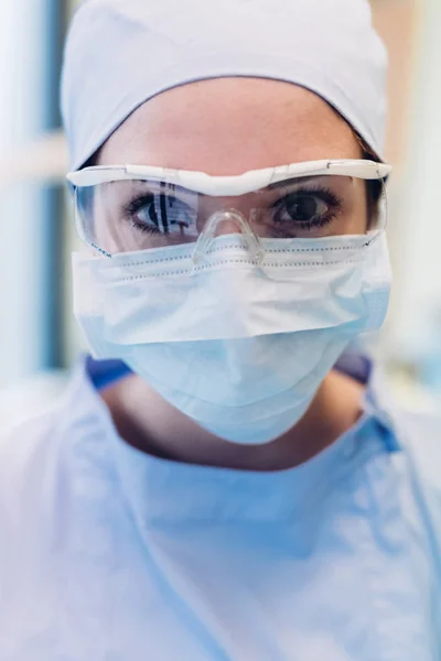 Ritratto Dentista Donna Con Maschera Chirurgica Occhiali Protettivi Primo Piano — Foto Stock