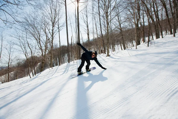 Homem Snowboard Neve Caped Floresta — Fotografia de Stock