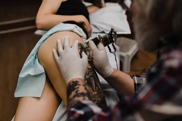 Close Tattooist Tattooing Young Woman Thigh — Stock Photo, Image