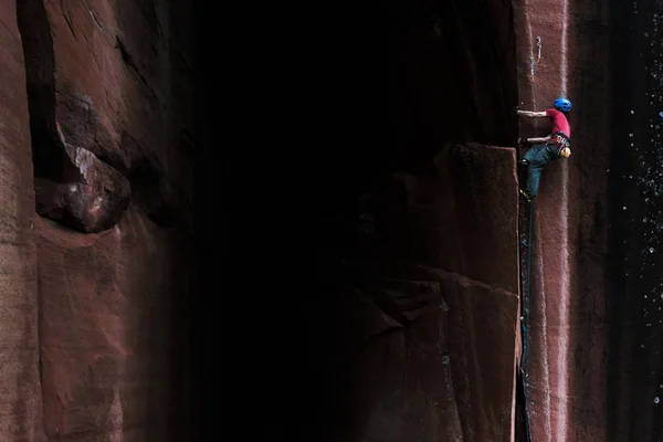 中国云南省丽明市低视角岩石攀登者爬砂岩岩 — 图库照片