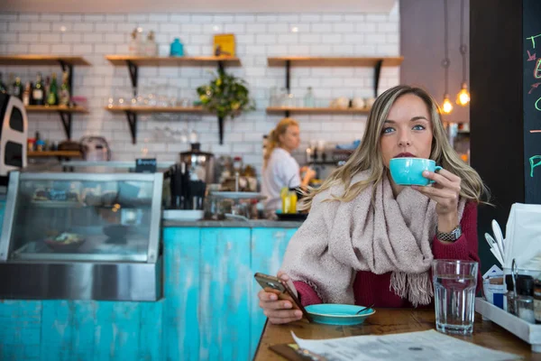 Kvinnan Sitter Kafé Håller Smartphone Dricker Kaffe — Stockfoto