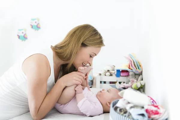 Mãe Brincando Com Bebê Mesa Troca — Fotografia de Stock