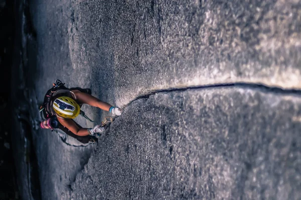 Mujer Trad Climbing Chief Squamish Canadá — Foto de Stock