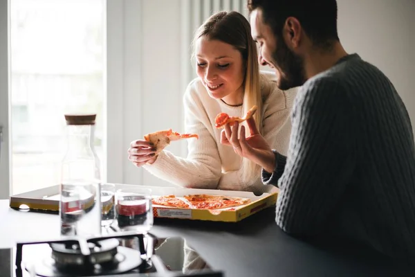 Casal Comendo Levar Pizza — Fotografia de Stock