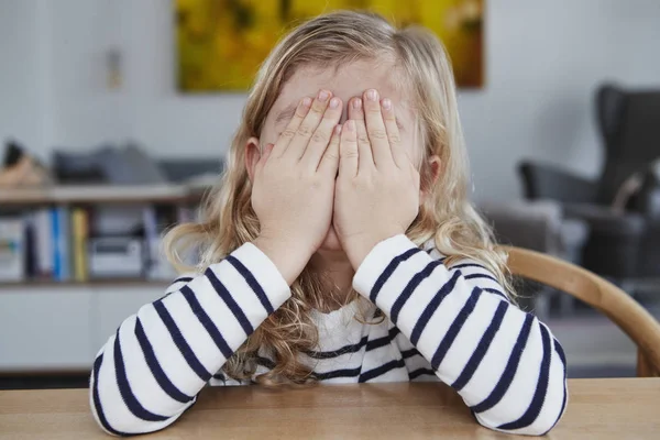 Porträt Eines Jungen Mädchens Tisch Das Gesicht Mit Händen Bedeckt — Stockfoto