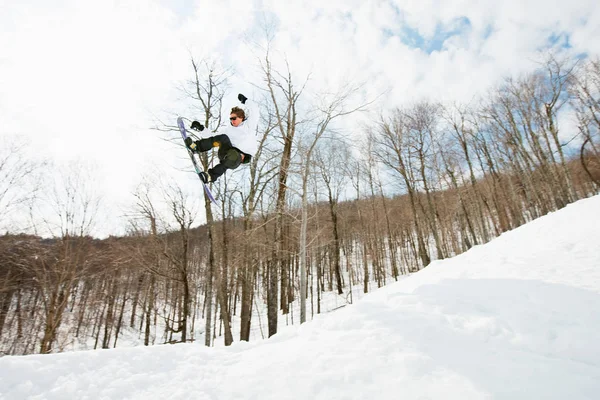 Lage Hoekmening Van Snowboarder Springen Midair — Stockfoto