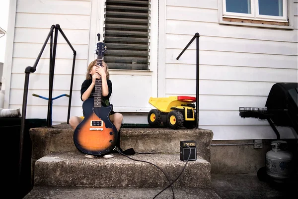 Plachý Chlapec Jeho Kytara — Stock fotografie