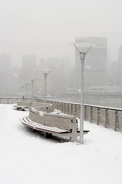 Lege Kade Met Bankjes Winter New York Verenigde Staten — Stockfoto