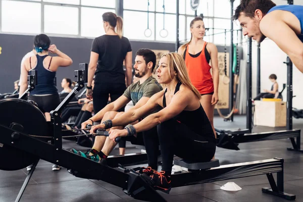 People Using Rowing Machines Gym — Stock Photo, Image