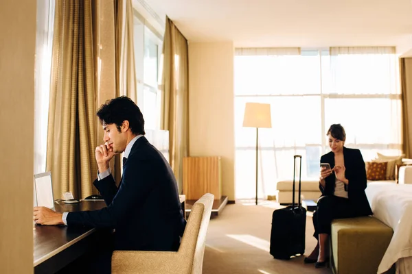 Geschäftsmann Und Geschäftsfrau Arbeiten Hotelzimmer — Stockfoto