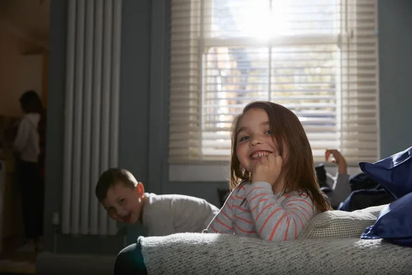 Dos Niños Sentados Sofá Pijama Sonriendo Cámara — Foto de Stock