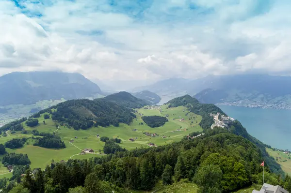 วทะเลสาบ Lungern จาก Birkenstock Obwalden เขาว ตเซอร แลนด และท องฟ — ภาพถ่ายสต็อก