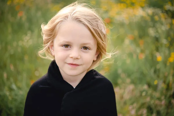 Porträt Eines Jungen Mädchens Mit Blonden Haaren Auf Einer Wiese — Stockfoto