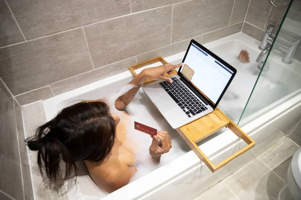 Mujer Sentada Bañera Con Baño Espuma Compras Línea Computadora Portátil — Foto de Stock