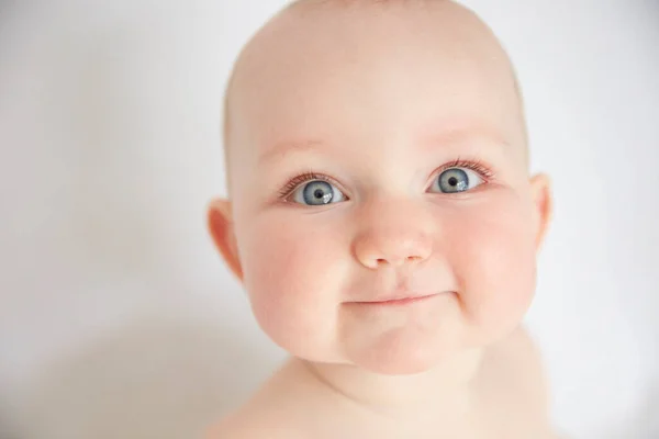 一个蓝眼睛可爱的女婴的肖像 — 图库照片