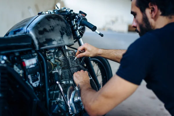 Молодой Мотоциклист Ремонтирует Винтажный Мотоцикл Открытом Воздухе — стоковое фото