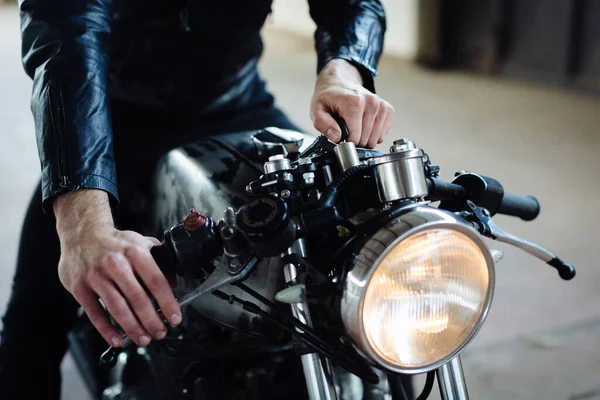 Joven Motociclista Masculino Caballo Motocicleta Vintage Garaje Recortado — Foto de Stock