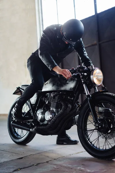 Junger Männlicher Motorradfahrer Rammt Oldtimer Motorrad Garage — Stockfoto