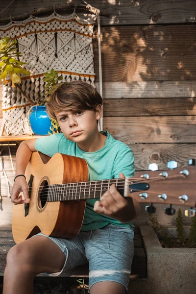 Портрет Каштанового Мальчика Играющего Гитаре — стоковое фото