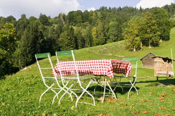 Tafel Met Tafelkleed Het Landelijke Landschap — Stockfoto