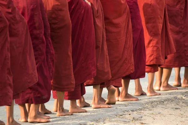 Pies Jóvenes Monjes Budistas Bagan Myanmar —  Fotos de Stock