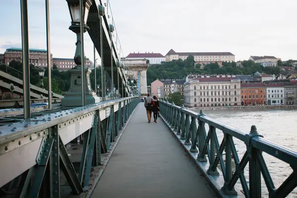 Lánchídon Sétáló Pár Duna Budapest — Stock Fotó