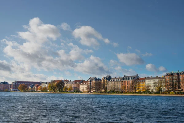 Pohled Domy Vzdáleném Nábřeží Jezera Kodaň Zéland Dánsko — Stock fotografie