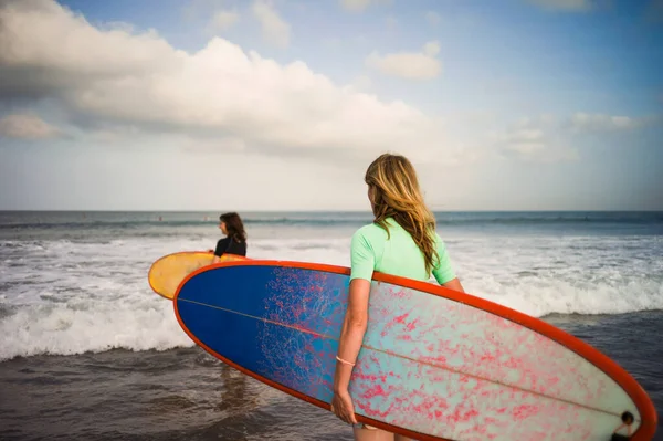 Dos Mujeres Caminando Hacia Mar Llevando Tablas Surf Seminyak Bali — Foto de Stock