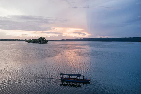 호수에 중앙아메리카 과테말라 플로레스 — 스톡 사진