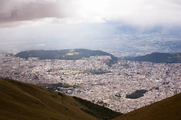 Hoge Hoek Uitzicht Het Verre Stadsgezicht Quito Ecuador — Stockfoto