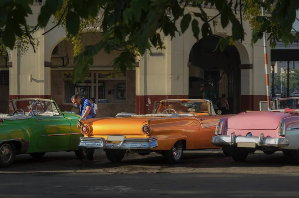 Μετατρέψιμα Αυτοκίνητα Αντίκες Σταθμευμένα Στο Paseo Del Prado Αβάνα Κούβα — Φωτογραφία Αρχείου