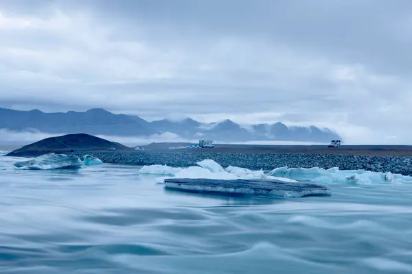 Горный Хребет Айсберги Плавающие Ледниковой Речной Лагуне — стоковое фото