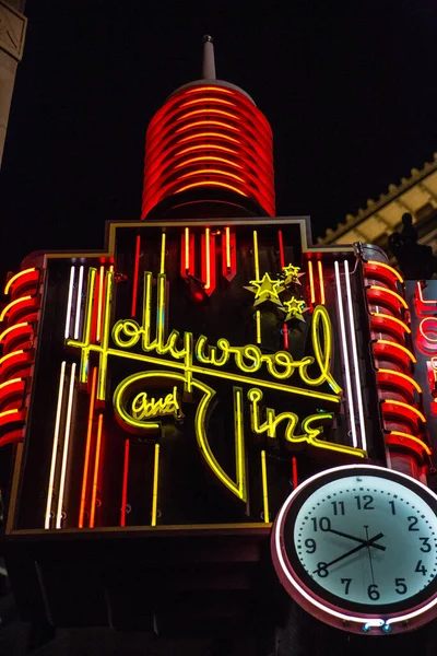 Голливудский Неоновый Знак Часы Ночью Лос Анджелес Калифорния — стоковое фото