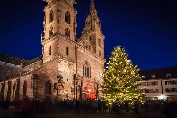 Kilise Tarafından Aydınlatılan Noel Ağacı Kalabalığı — Stok fotoğraf